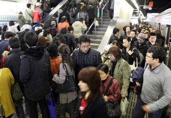 Tokio  Japan  Menschen auf einem Bahnsteig der Regionalbahn der Shinjuku Station
