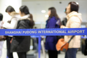 Shanghai  Reisende im Terminal des Flughafen Pudong