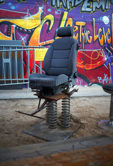 Berlin  Deutschland  ein alter Autositz montiert auf Stossdaempferfedern