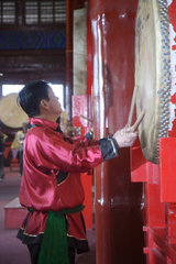 Peking  Trommlerspiel im Trommelturm