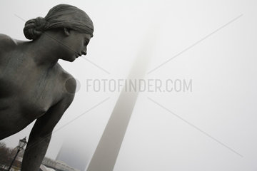Berlin  Deutschland  Figur des Neptunbrunnens und im Nebel der Fernsehturm