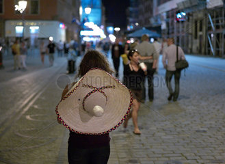 Breslau  Polen  eine Frau mit einem Sombrero geht spazieren