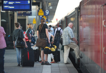Nuernberg  Deutschland  Passagiere steigen in einen Zug im Nuernberger Hauptbahnhof
