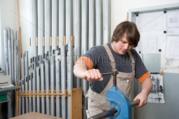 Meiningen  Deutschland  Auszubildender zum Orgelbauer in der Werkstatt