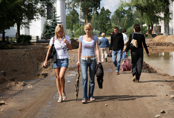 Scucyn  Weissrussland  zwei junge Frauen auf einer im Bau befindlichen Strasse