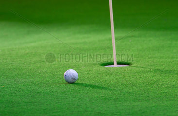 Berlin  Deutschland  ein Golfball auf dem Rasen eines Indoor-Golfplatzes