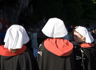 Glaeubige beten an der Grotte von Massiabelle in Lourdes  Frankreich