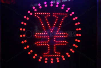 Hong Kong  China  Zeichen fuer die Waehrungseinheit Yen leuchtet in Neonfarben