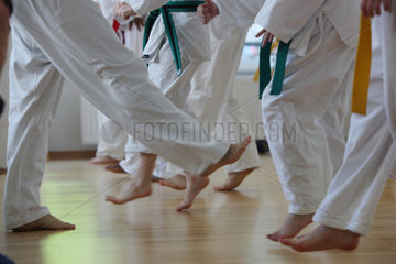 Berlin  Deutschland  Beine von Menschen bei einem Taekwondo-Kurs