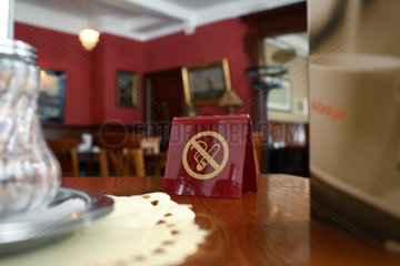 Eckernfoerde  Rauchverbotszeichen in einem Cafe