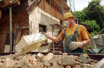 Mann beim Ausbau eines Eigenheims