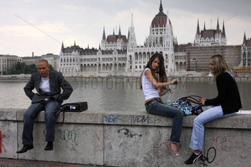 Budapest  junge Frauen und Mann an der Donau vor dem Parlament