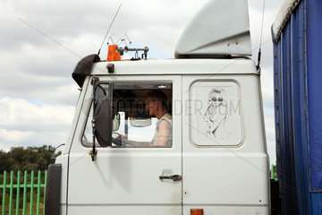 Koroszczyn  Polen  LKW-Fahrer wartet an der Zollgrenze auf die Einfuhr