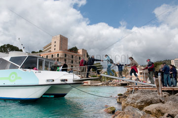 Peguera  Mallorca  Spanien  Touristen besteigen ein Ausflugsboot