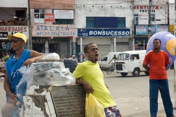 Salvador da Bahia  Brasilien  Gruppe junger Maenner auf der Strasse