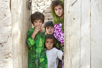 Kanam  Afghanistan  Kinder die ihre Mutter und zwei Geschwister verloren haben