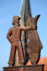 Schleswig  Deutschland  Fischer aus Holz am Eingang des Holm und der Dom St. Petri