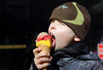 Berlin  Deutschland  Junge isst ein Eis