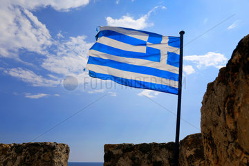 Frangokastello  Griechenland  Flagge Griechenlands auf dem Kastell Frangokastello auf Kreta