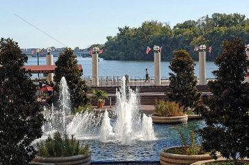 Washington D.C.  USA  Wasserspiele im Hafen von Georgetown
