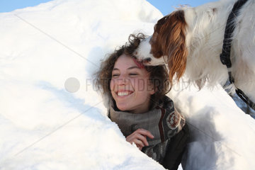 Berlin  Deutschland  Maedchen mit Hund im Iglo auf dem gefroreren Schlachtensee