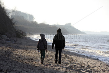 Meschendorf  Deutschland  Mutter geht mit ihrem Sohn am Strand spazieren