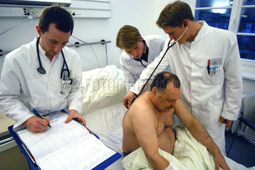 Visite von Aerzten in Ausbildung bei einem Patienten