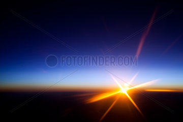Spanien  Sonnenuntergang durch das Fenster eines Flugzeuges gesehen