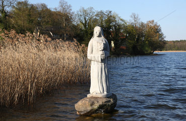 Lindow  Deutschland  die Schoene Nonne von Lindow  das Wahrzeichen der Stadt