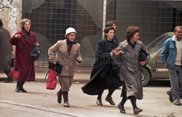 Sarajevo  Bosnien und Herzegowina  Menschen rennen um ihr Leben