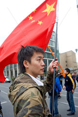Berlin  Deutschland  ein Demonstrant bei der Pro China Demonstration in Berlin