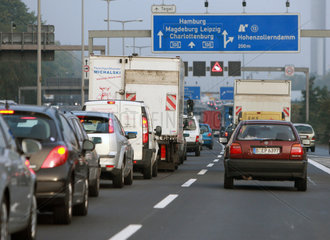 Berlin  Deutschland  Stau auf der Stadtautobahn A100