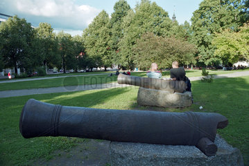 Alte Kanonenrohre in einem Park in Tartu  Estland