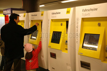 Berlin  Automat fuer U-Bahn  Bus und S-Bahn-Fahrkarten am Bahnhof Zoo