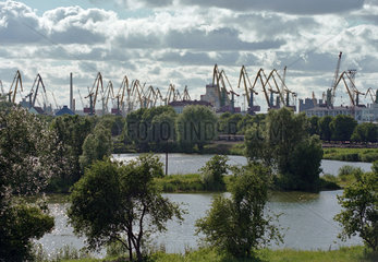 Blick ueber ein Gewaesser auf den Hafen  Kaliningrad  Russland