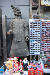 Peking  Terrakotta-Soldat zwischen Sonnenbrillen und Puppen