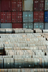 Blechrollen und Container im Terminal des Handelshafens von Kaliningrad  Russland