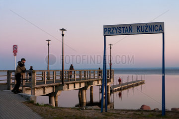 Kussfeld  Polen  Touristen am Bootsstag am Putziger Wiek