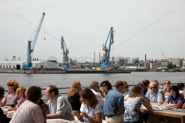 Hamburg  Deutschland  Menschen in einem Restaurant an der Elbe