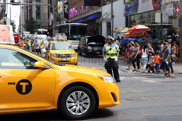 New York  USA  Polizist regelt den Verkehr