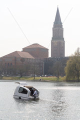 Kiel  Deutschland  schwimmender Wohnwagen Sealander auf dem Kleinen Kiel