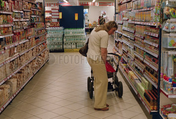 Frau beim Einkaufen im Supermarkt in Kaliningrad  Russland