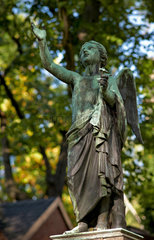 Berlin  Deutschland  Engelsfigur auf dem Dorotheenstaedtischen Friedhof