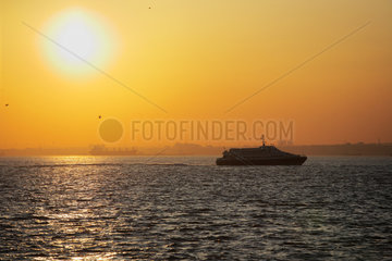 Istanbul  Tuerkei  eine Faehre in der Abendsonne im Marmarameer