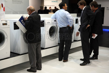 Berlin  Deutschland  IFA 2008  Messestand von Siemens  Waschmaschinen
