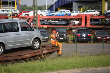 Bremerhaven  Deutschland  PKWs werden per Bahn weitertransportiert