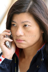 Hongkong  China  Frau telefoniert mit ihrem Handy