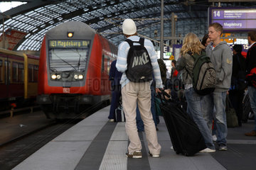 Berlin  Menschen warten auf einen Regio am Hauptbahnhof