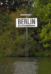 Berlin  Deutschland  Richtungsschild Berlin am Seddinsee