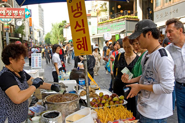 Seoul  Suedkorea  Imbiss in der Insadong-gil